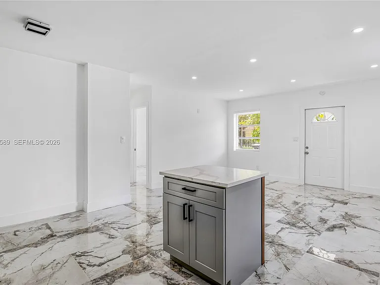 809 SW 17th St — Photo 11