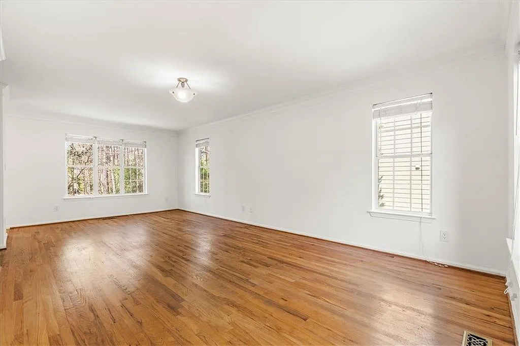 4 bed, 3.5 bath, 1938 sqft, $3,195 — Photo 4