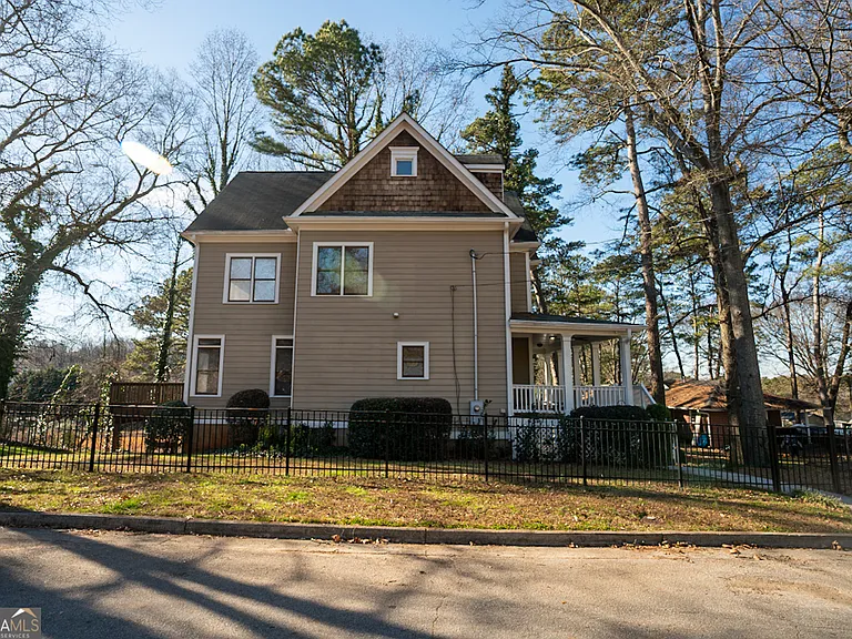 901 Custer Ave SE — Photo 3