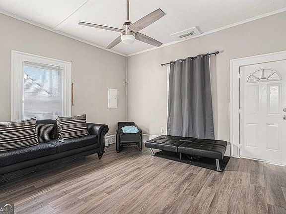5th image of 441 W Cherry St