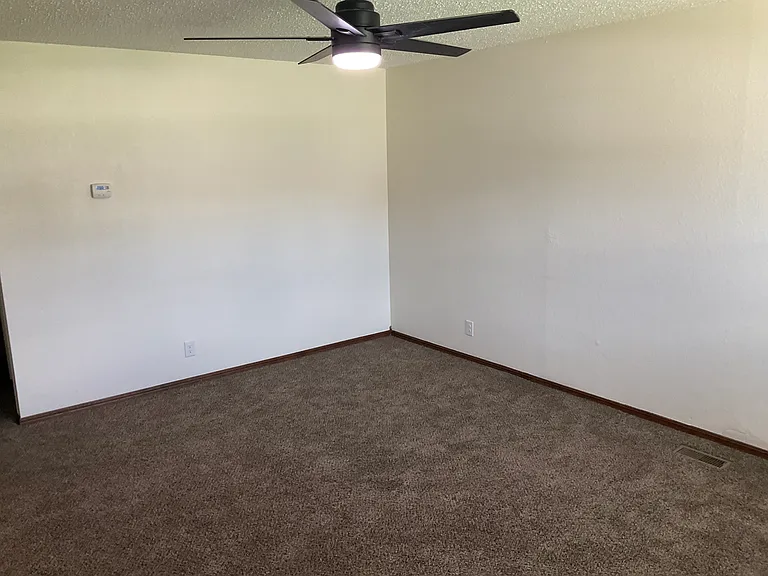 1106 Hillside Dr — Photo 4