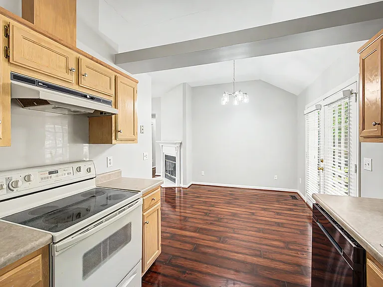 816 Carlisle Ct N — Photo 16