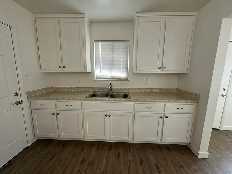 583 Johnston St — Photo 12