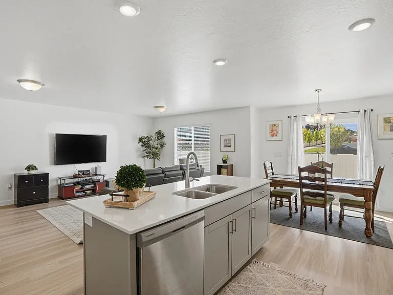 347 N Angus Dr — Photo 2