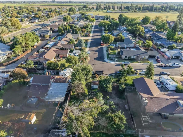 831 Rayser St, Kingsburg, CA 93631