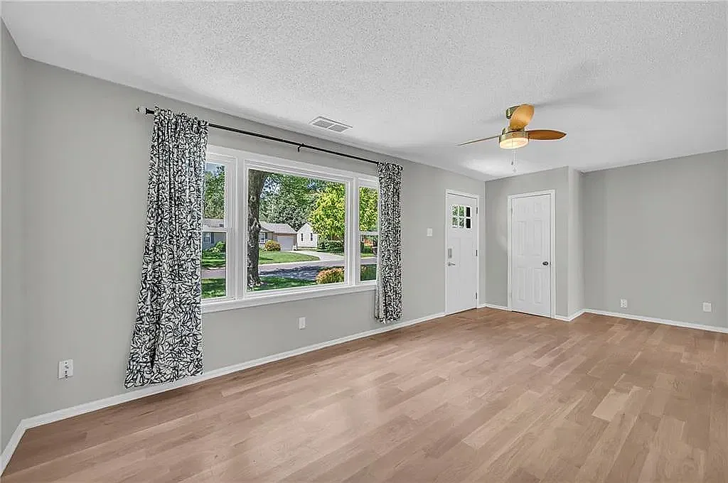 3 bed, 1140 sqft, $2,299 — Photo 3