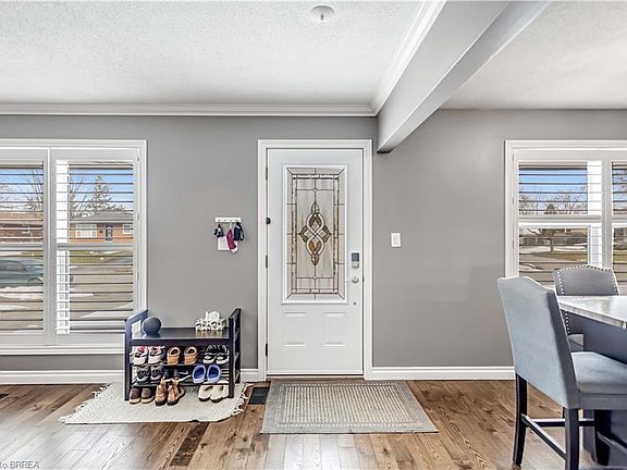 3rd image of 15 Blueridge Cres