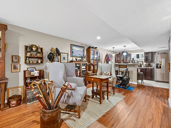 3rd image of 697 Lake Vista Dr