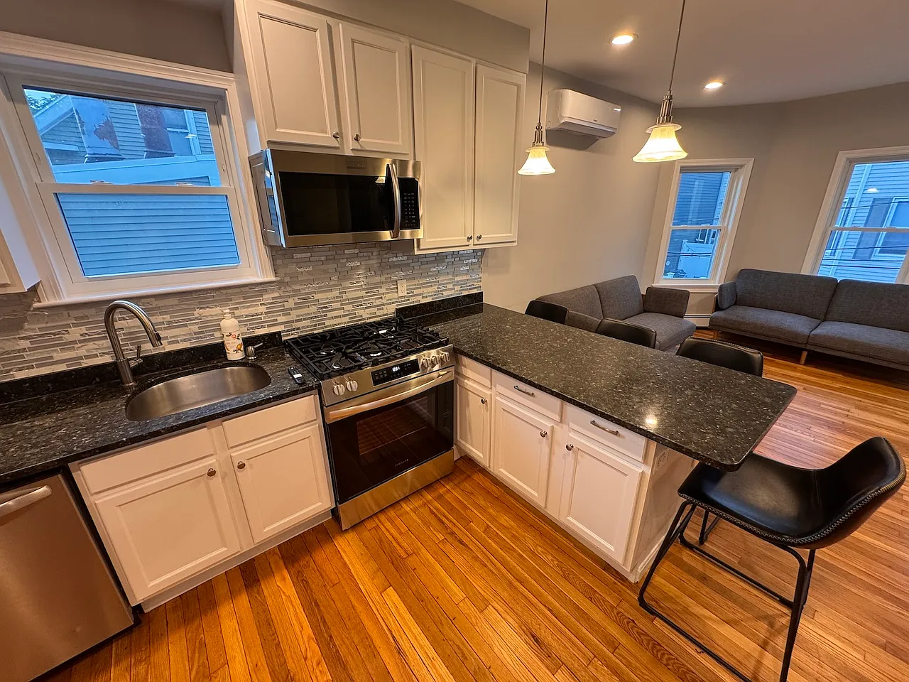 4 bed, 2200 sqft, $4,800 — Photo 1