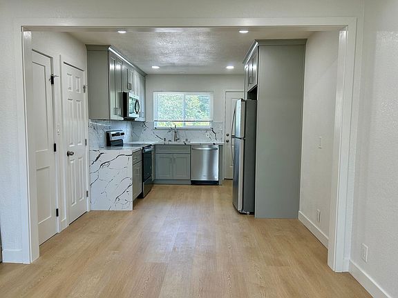 3rd image of 390-396 Dunster Dr