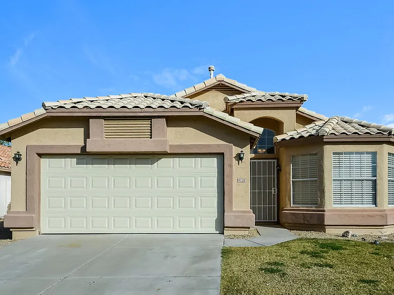 9528 W Clara Ln — Photo 1