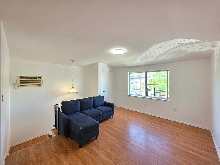 1046 Rensselaer Ave #2 — Photo 4