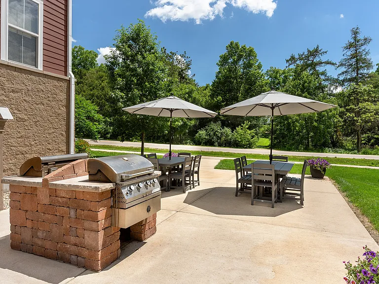 Elan Apartments Outdoor Picnic Area