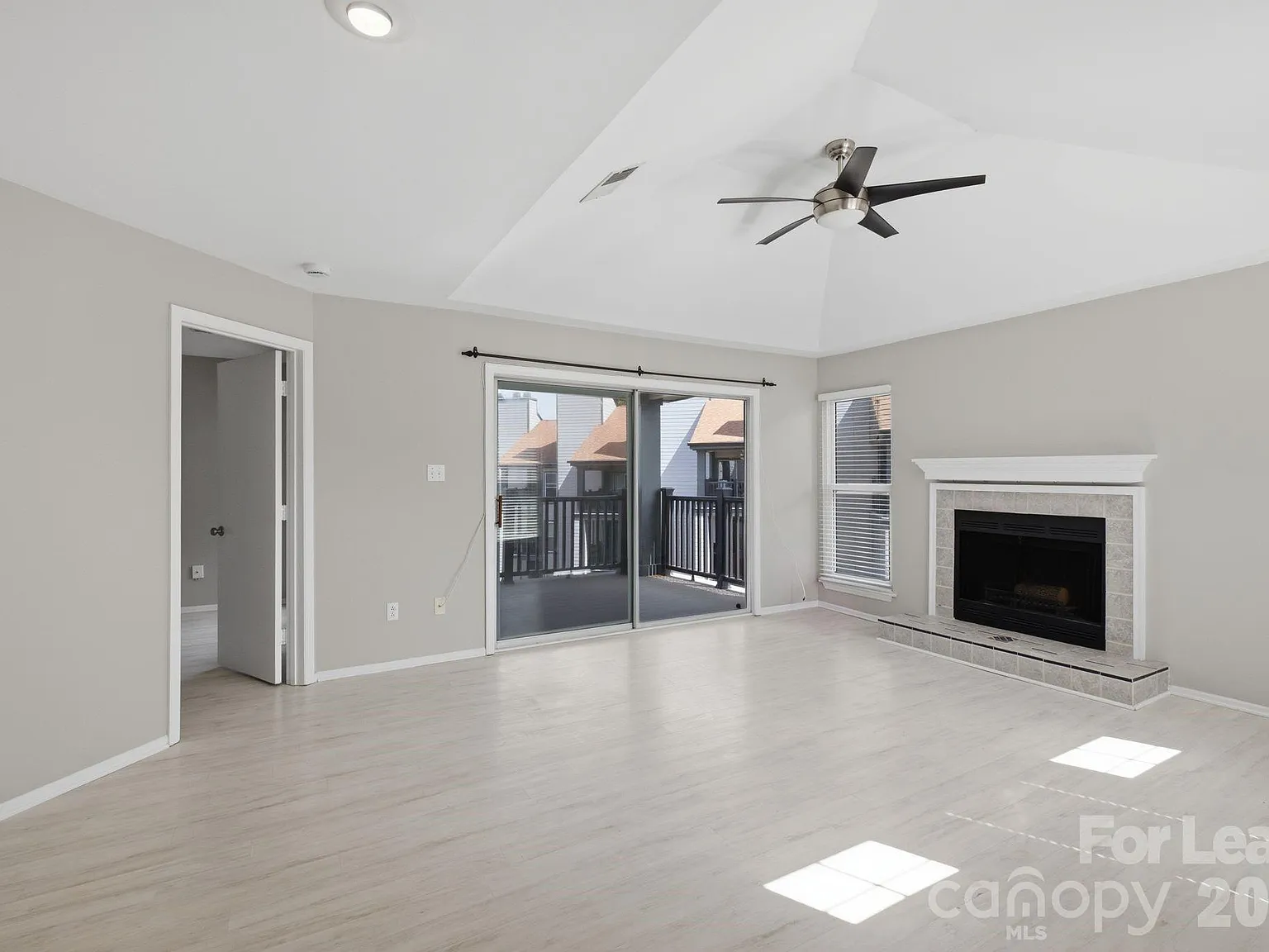 2 bed, 2.0 bath, 874 sqft, $2,100 — Photo 4
