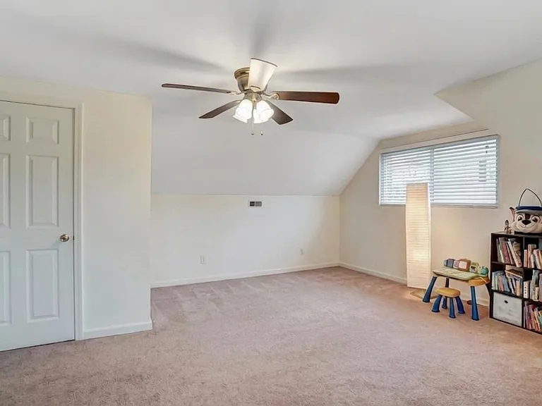 2559 Grosvenor Dr — Photo 12