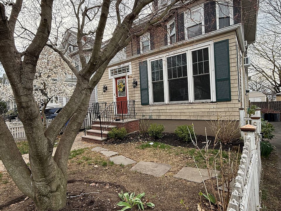 1st image of 102 Daniel Ave #1