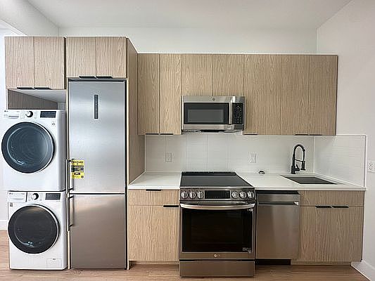3rd image of 398 Manhattan Ave APT 3L