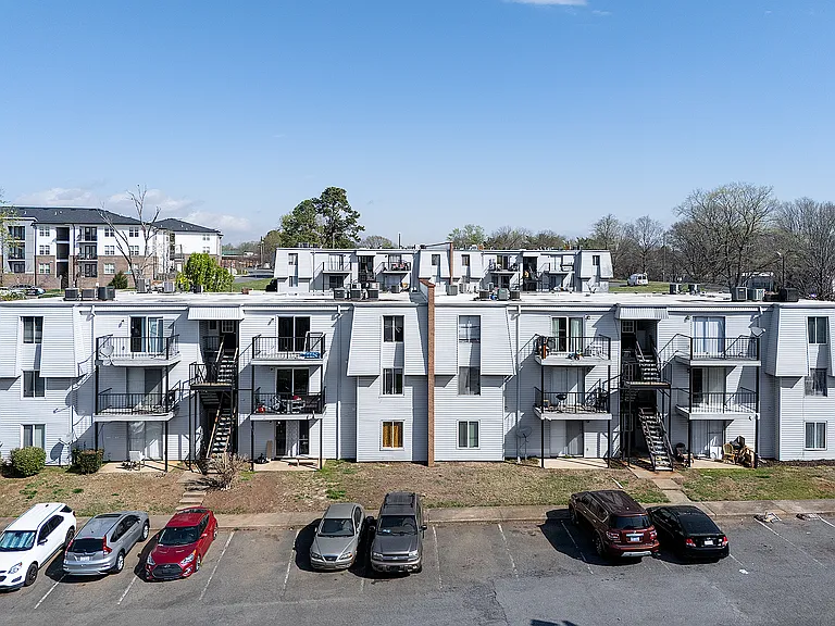 700 Farmhurst Dr #J — Photo 8