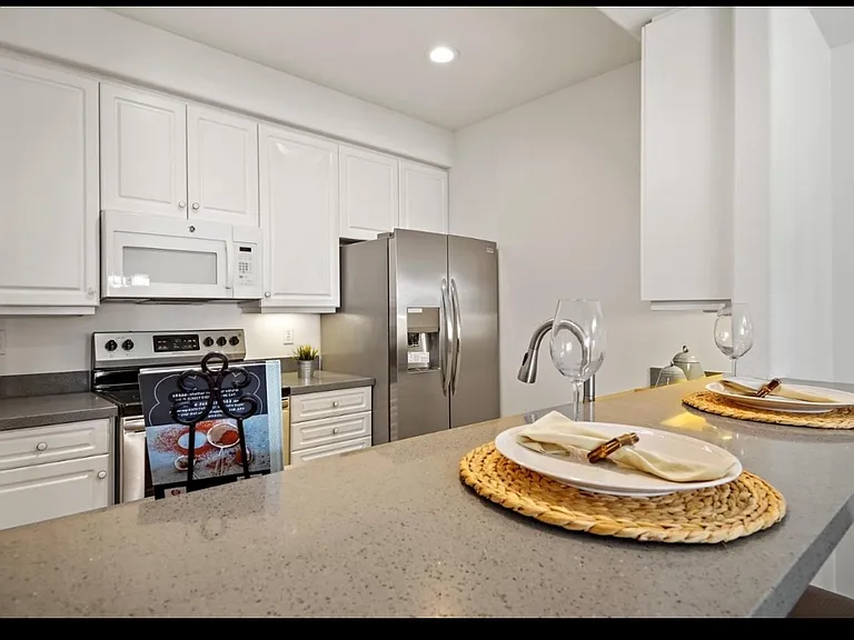 1951 Ofarrell St #210 — Photo 2