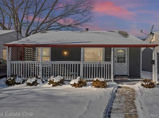 6141 Harrison St, Garden City, MI 48135