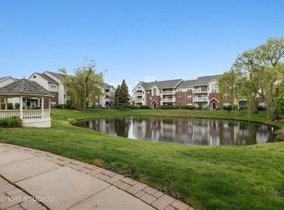 8 Sterling Cir APT 203, Wheaton, IL 60189