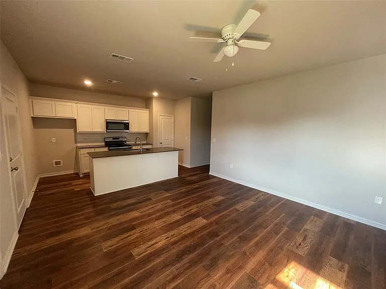 2829 Peony Dr — Photo 2