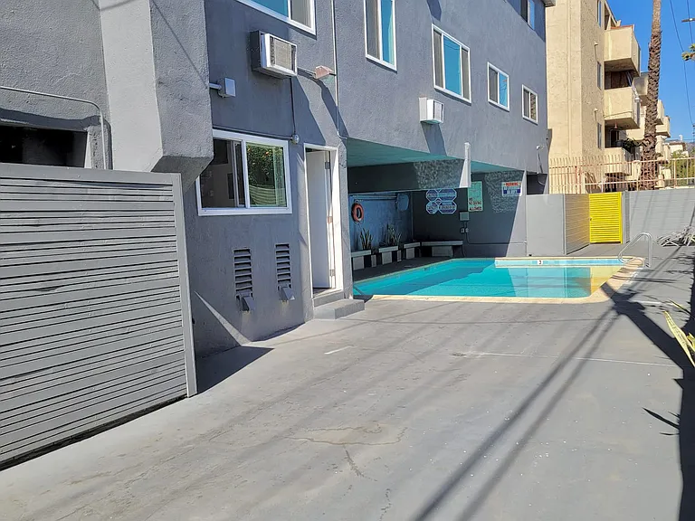 730 N Mariposa Ave — Photo 5