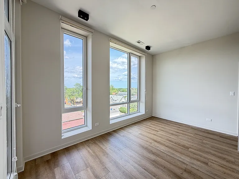 3207 N Narragansett Ave #504 — Photo 6