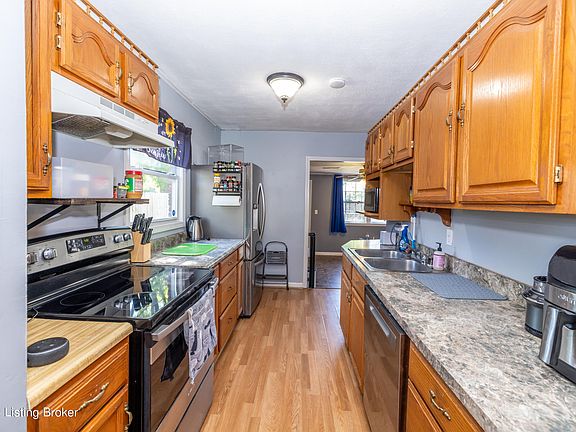 4th image of 204 Derby Ave