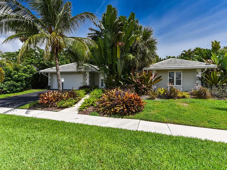 880 Hickory Ter — Photo 1