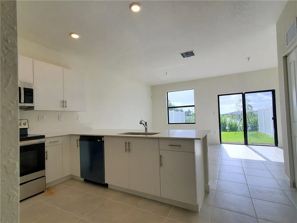 3 bed, 2.5 bath, 1412 sqft, $3,200 — Photo 2