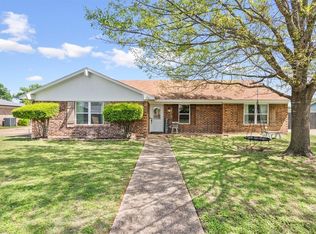 216 Travis Ln, Hewitt, TX 76643
