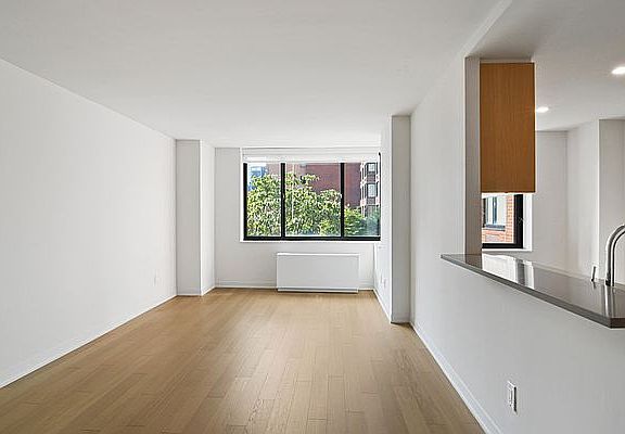 4th image of 1 Columbus Pl APT S6e