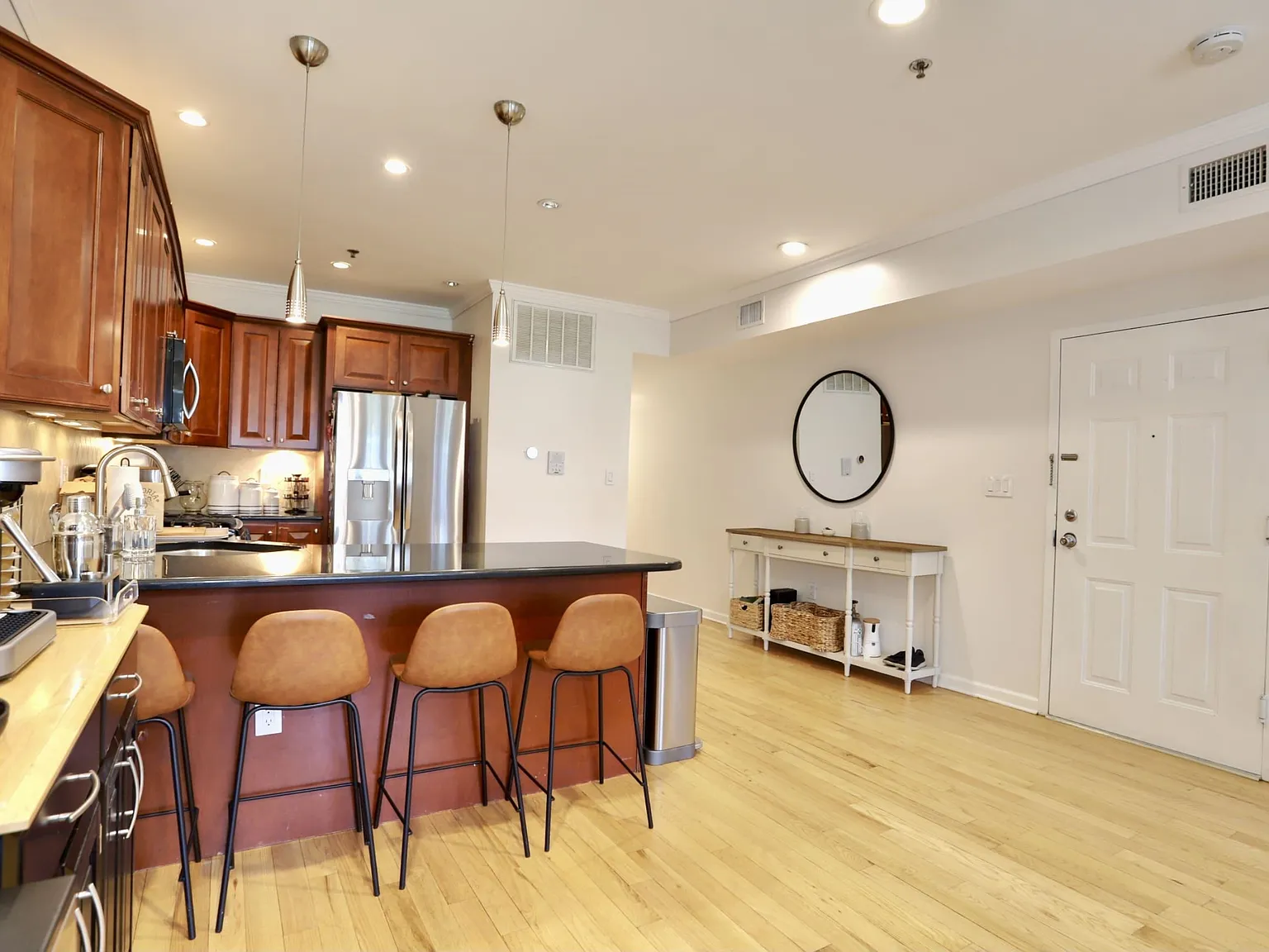 3 bed, 2.0 bath, 1350 sqft, $5,500 — Photo 4