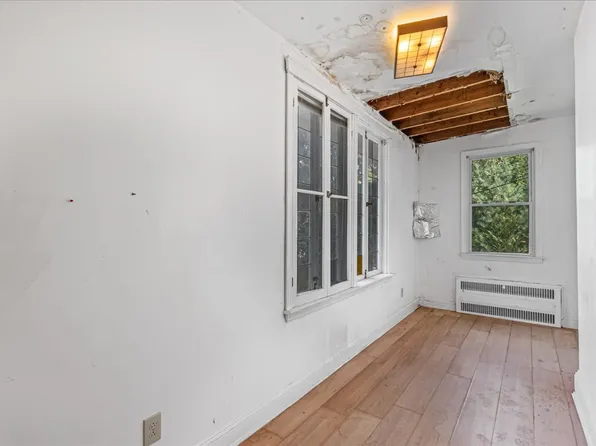 180-19 Grand Central Parkway image 7 of 24