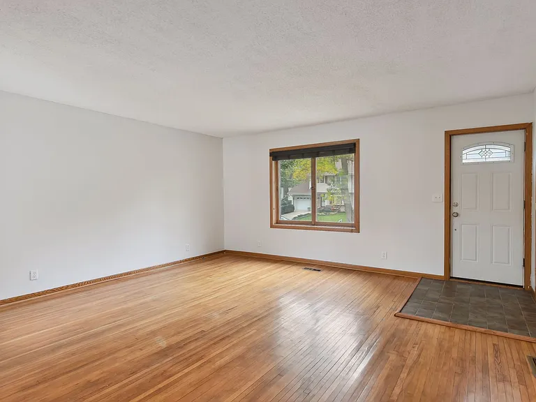 2745 Webster Ave S — Photo 10