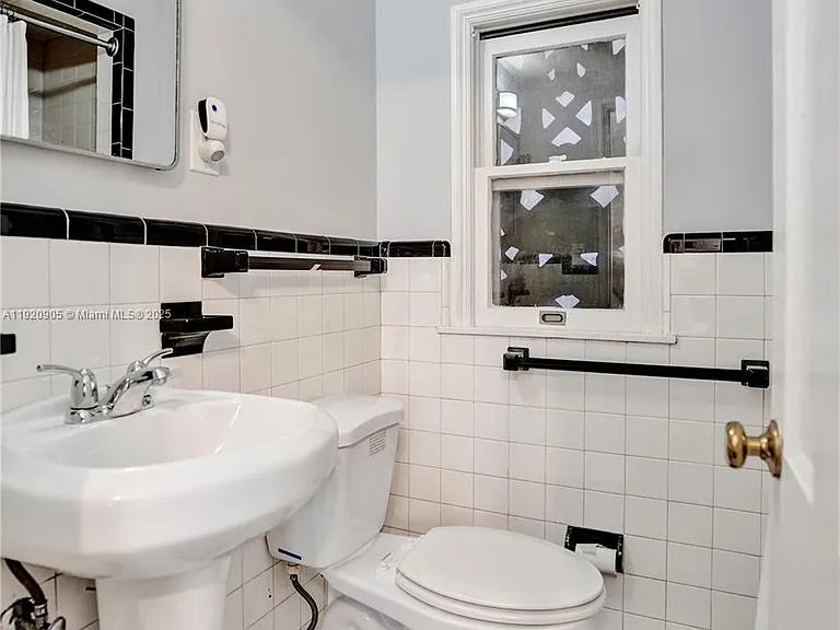 940 Hollywood Blvd — Photo 22