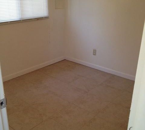 5th image of 401 W Palmdale St Unit 02