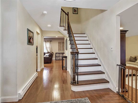 3rd image of 18 Orchid Dr