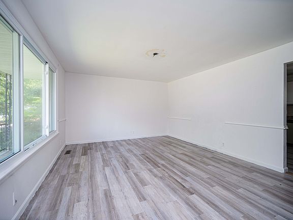 3rd image of 304 Lafayette Rd