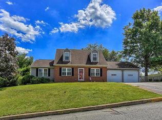 29 Edgehill Rd, Glen Rock, PA 17327