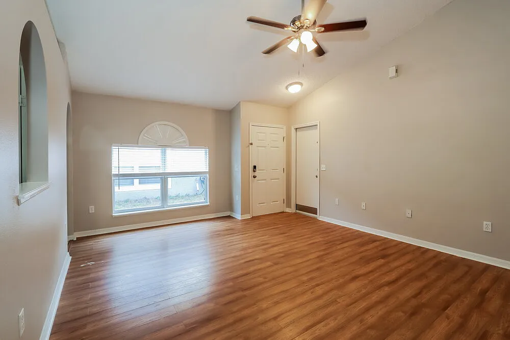 3 bed, 2.0 bath, 1292 sqft, $1,995 — Photo 4