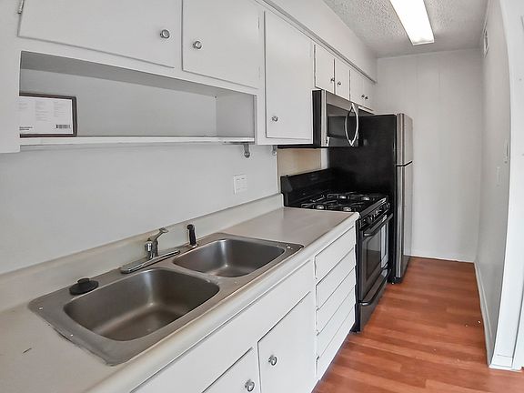 5th image of 3301 Speedway St #201