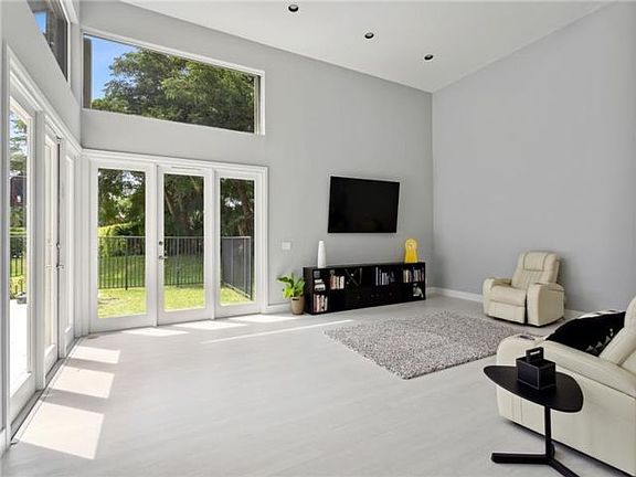 3rd image of 490 Alexandra Cir