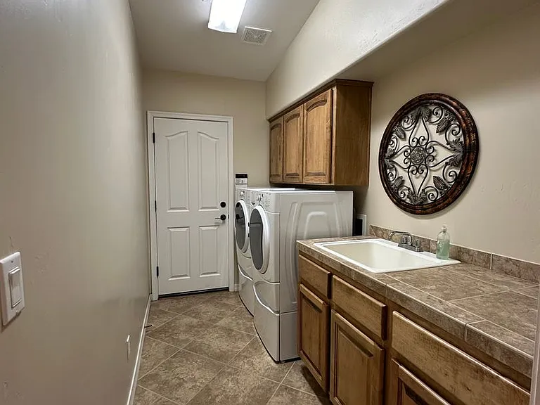1840 Laramie Dr — Photo 12