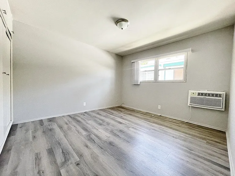 141 N Hamilton Dr — Photo 11