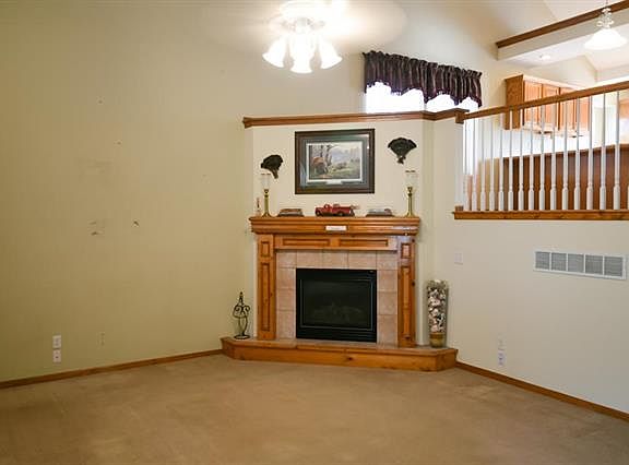 3rd image of 427 SW Oak Wood Ln