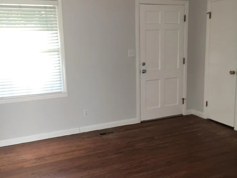 2104 Robinhood Rd — Photo 5