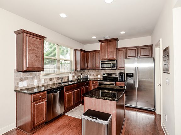 4th image of 2414 Whiteoak Ct SE