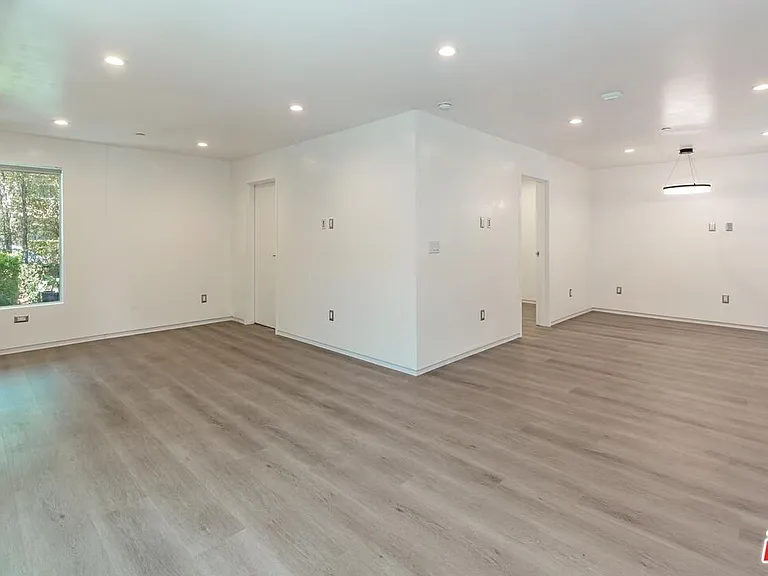 613 6th Ave — Photo 16